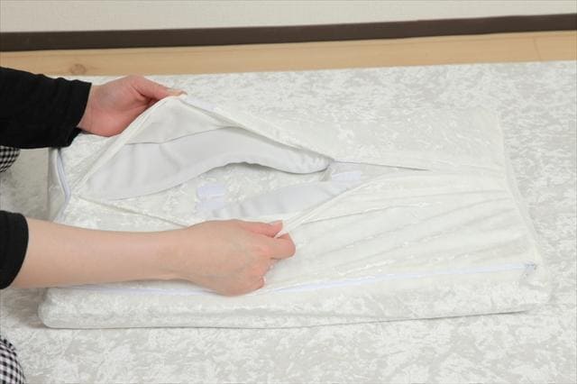 モットン枕の中材を取り出して高さを調整する様子