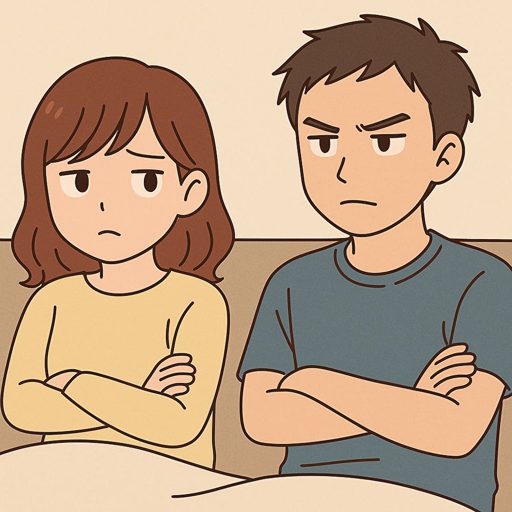 腕を組んで無言のまま睨み合う同棲カップル